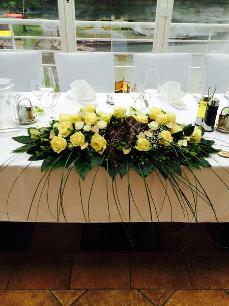 Blumendekoration am Tisch des Brautpaars