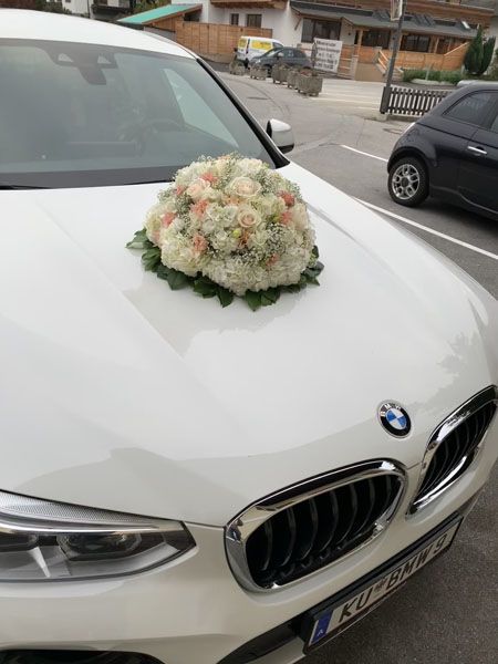 Blumengesteck auf Auto