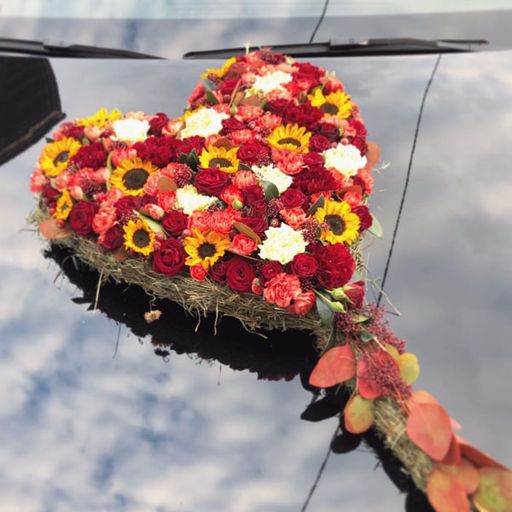 Blumengesteck auf dem Auto