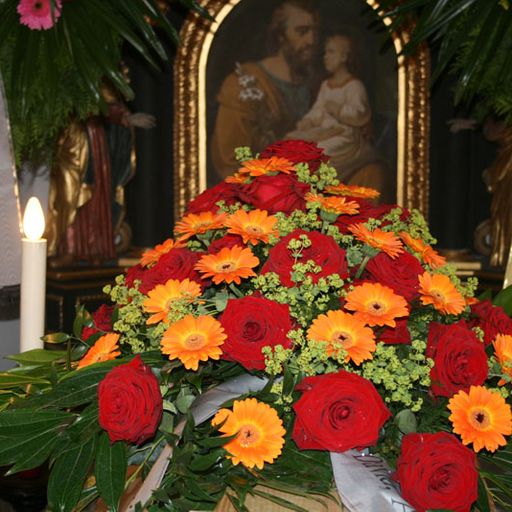 Sarggesteck mit roten Rosen