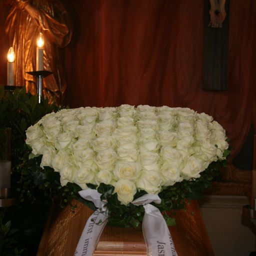 Sarggesteck mit weißen Rosen