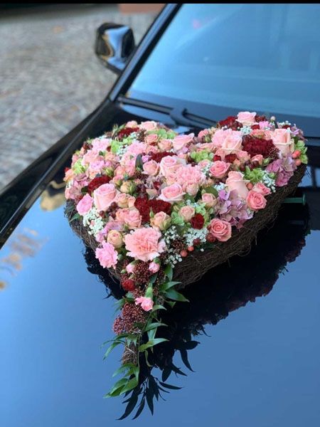 Blumen für das Hochzeitsauto